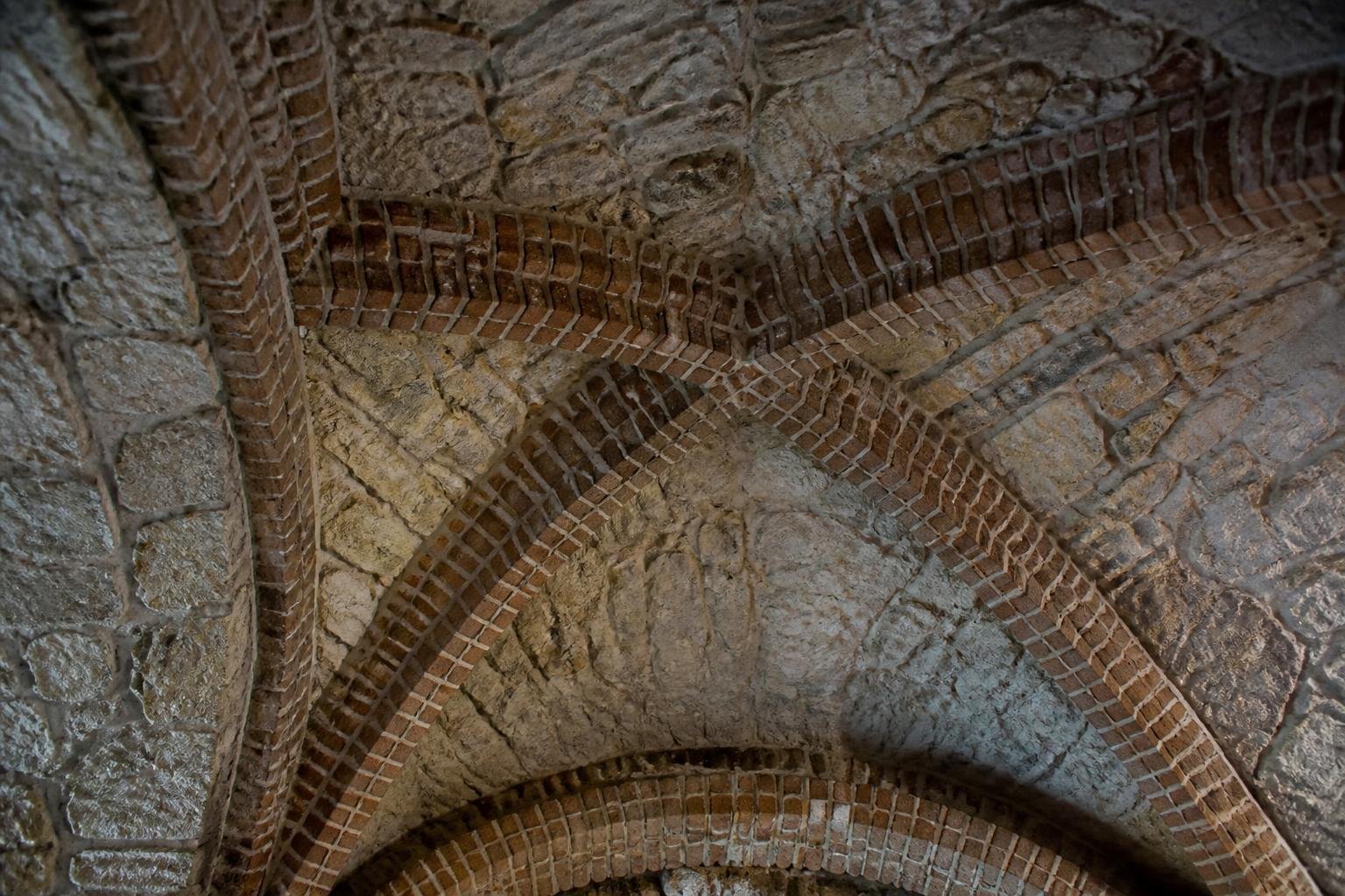 Détail architectural d'une voûte en pierre du XVIIe siècle avec arcs apparents