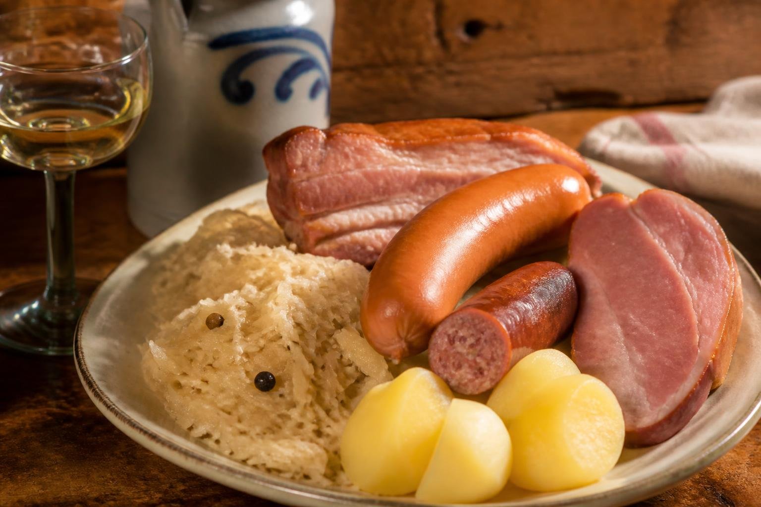 Assiette de cuisine alsacienne traditionnelle, produits régionaux, présentation authentique